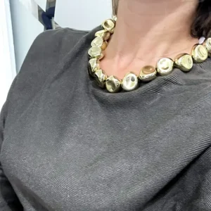 Maglia con collana dorata marrone indossata
