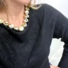 Maglia con collana dorata nera indossata