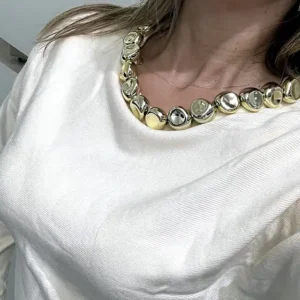 Maglia con collana dorata panna indossata